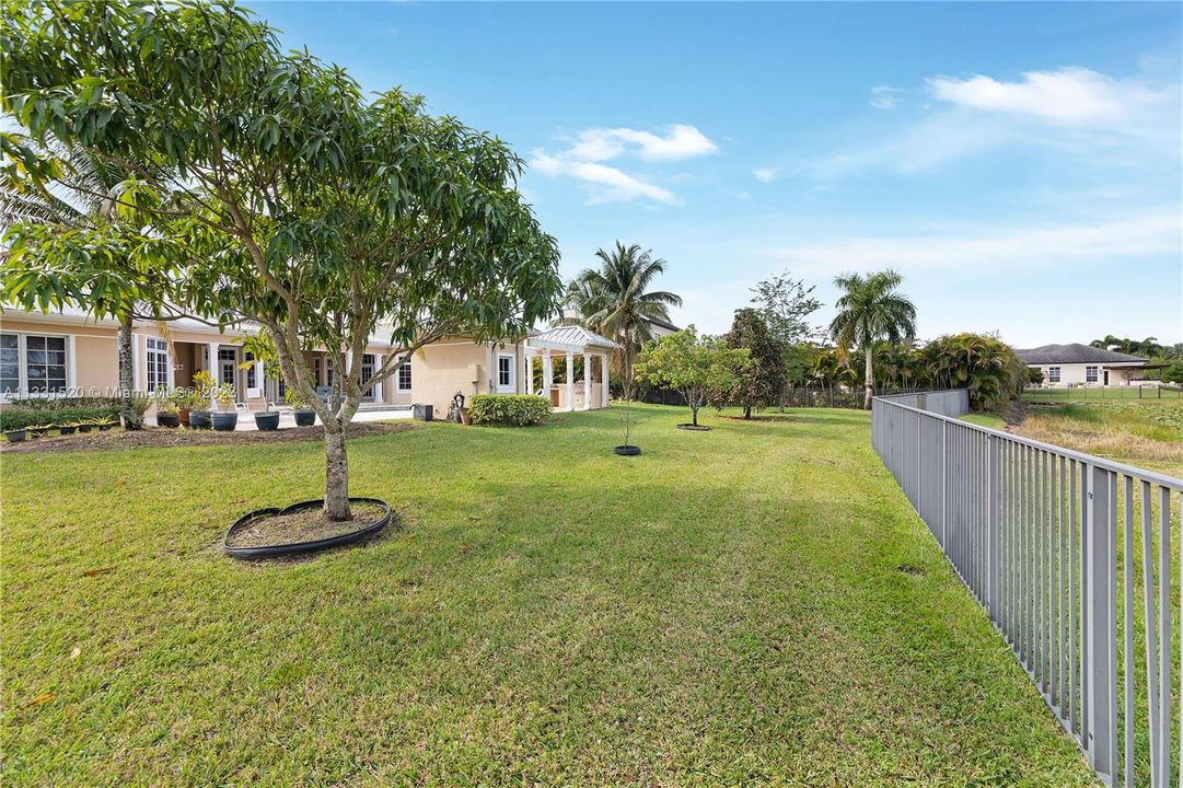 Recently Sold: $2,350,000 (5 beds, 5 baths, 5784 Square Feet)
