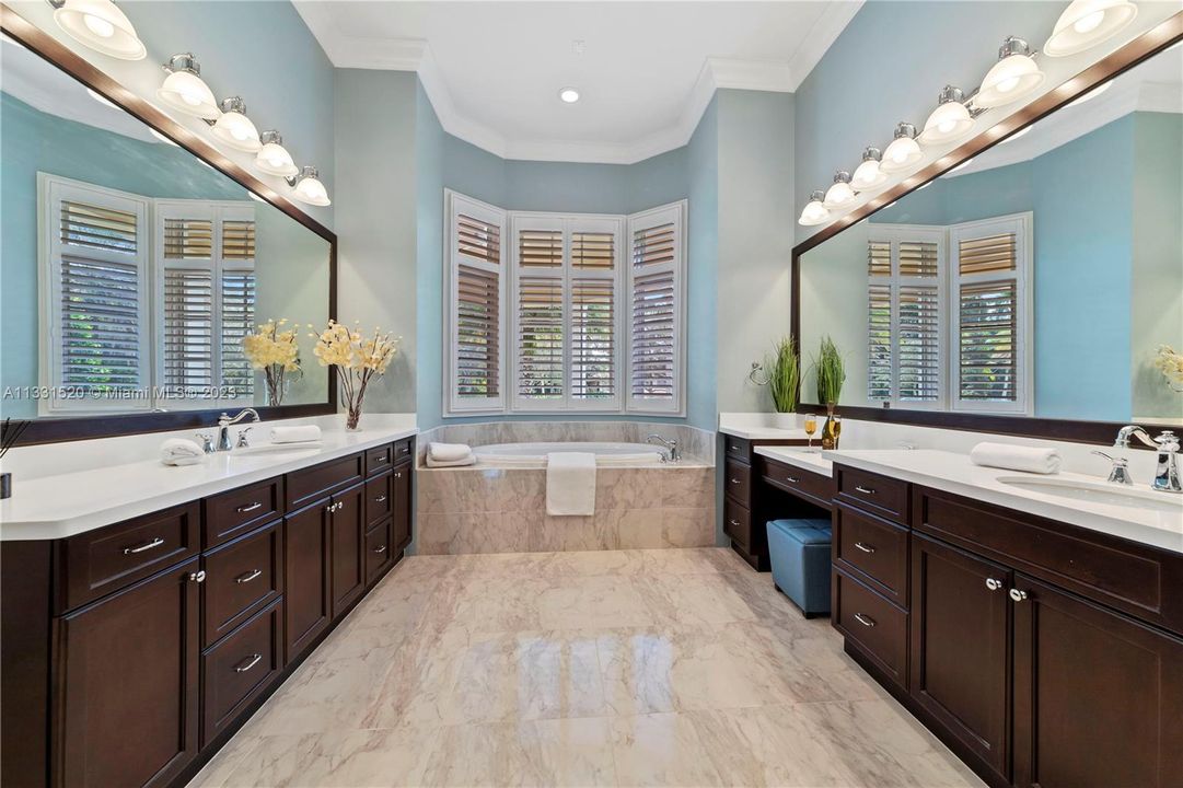 Recently Sold: $2,350,000 (5 beds, 5 baths, 5784 Square Feet)