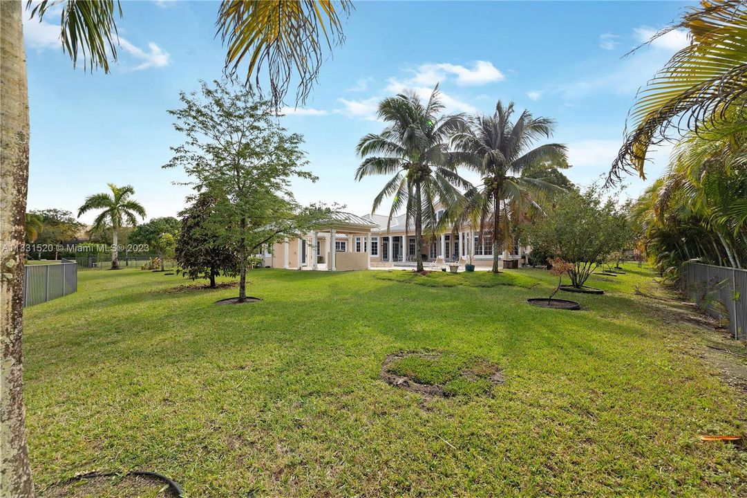 Recently Sold: $2,350,000 (5 beds, 5 baths, 5784 Square Feet)