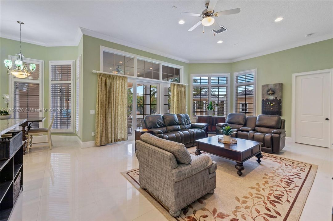 Recently Sold: $2,350,000 (5 beds, 5 baths, 5784 Square Feet)