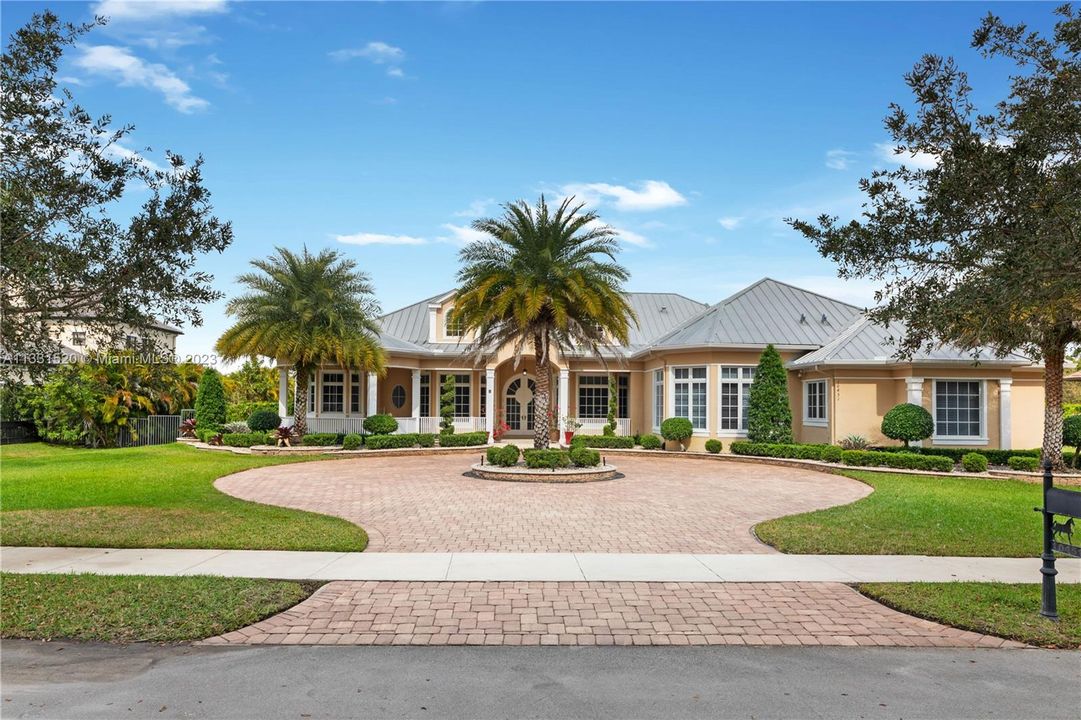 Recently Sold: $2,350,000 (5 beds, 5 baths, 5784 Square Feet)