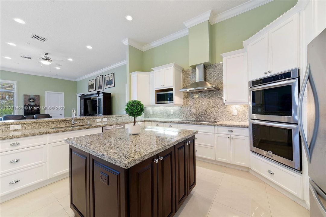 Recently Sold: $2,350,000 (5 beds, 5 baths, 5784 Square Feet)