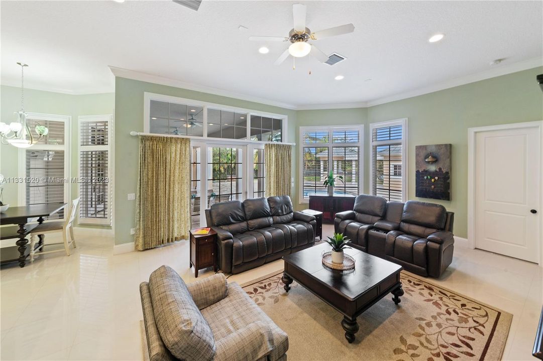 Recently Sold: $2,350,000 (5 beds, 5 baths, 5784 Square Feet)