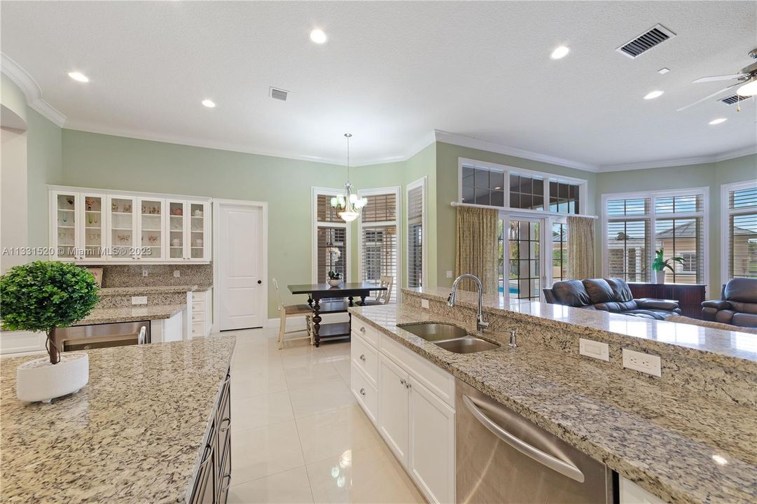 Recently Sold: $2,350,000 (5 beds, 5 baths, 5784 Square Feet)