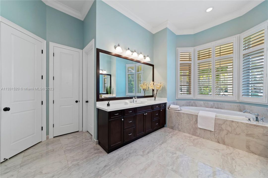 Recently Sold: $2,350,000 (5 beds, 5 baths, 5784 Square Feet)