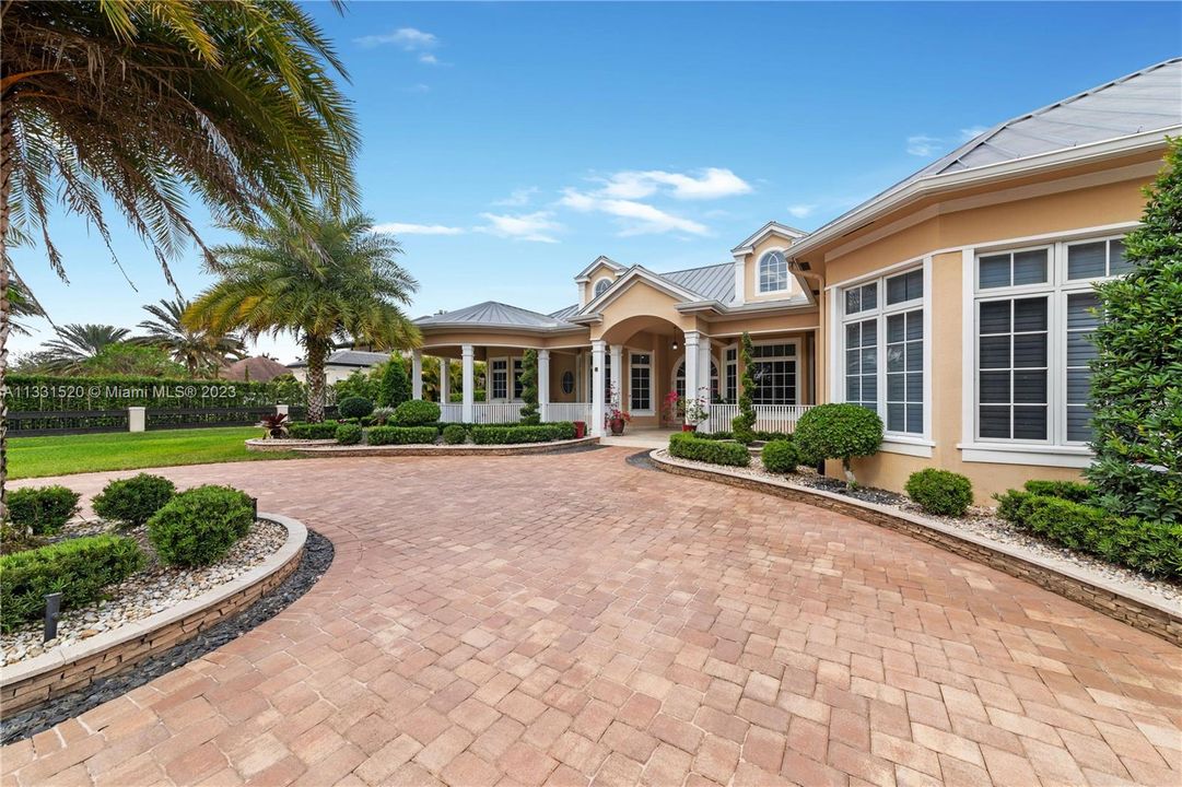 Recently Sold: $2,350,000 (5 beds, 5 baths, 5784 Square Feet)