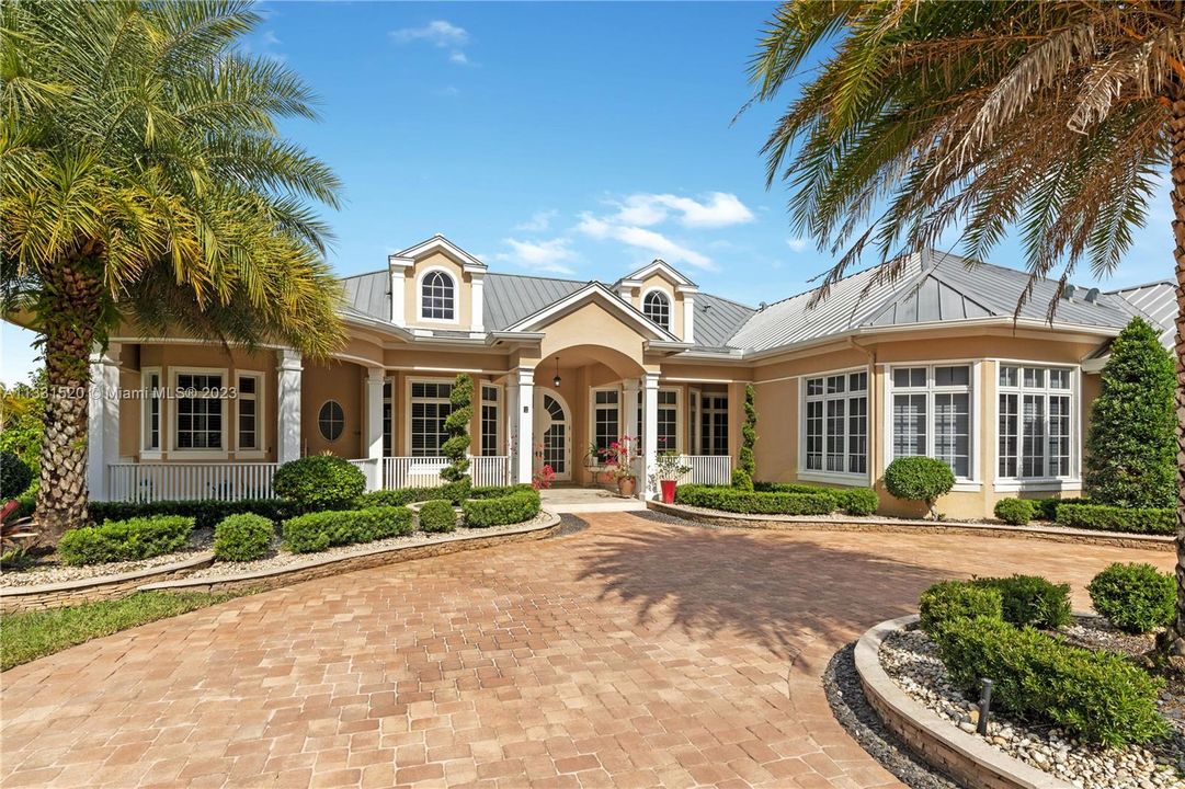 Recently Sold: $2,350,000 (5 beds, 5 baths, 5784 Square Feet)