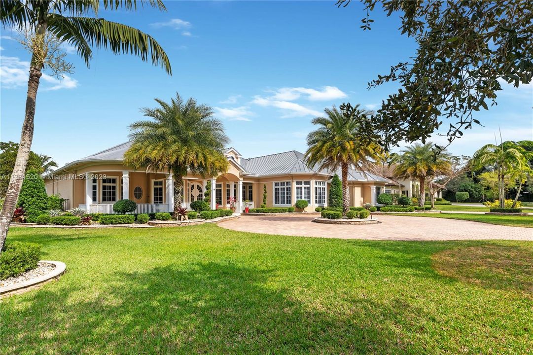 Recently Sold: $2,350,000 (5 beds, 5 baths, 5784 Square Feet)