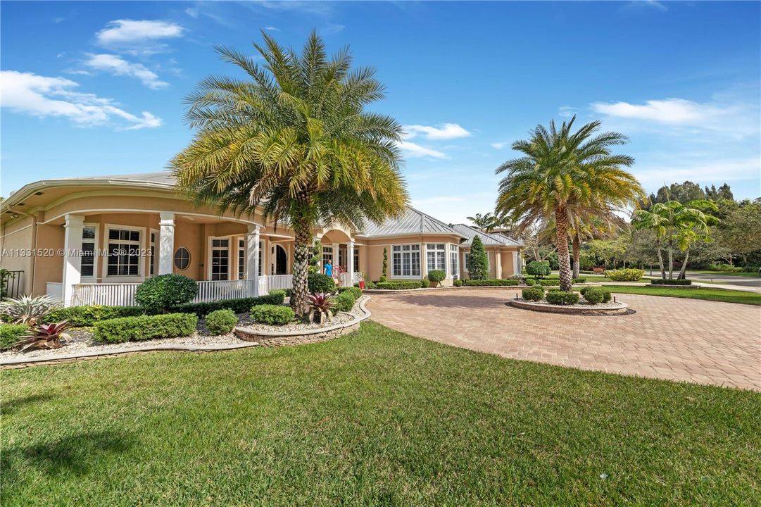 Recently Sold: $2,350,000 (5 beds, 5 baths, 5784 Square Feet)