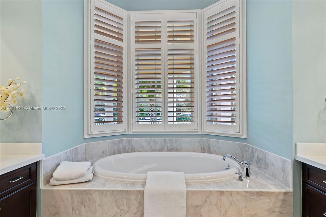 Recently Sold: $2,350,000 (5 beds, 5 baths, 5784 Square Feet)