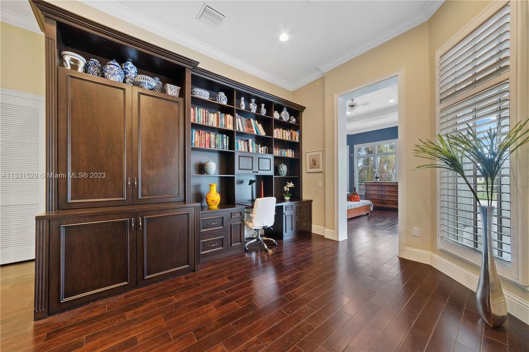 Recently Sold: $2,350,000 (5 beds, 5 baths, 5784 Square Feet)