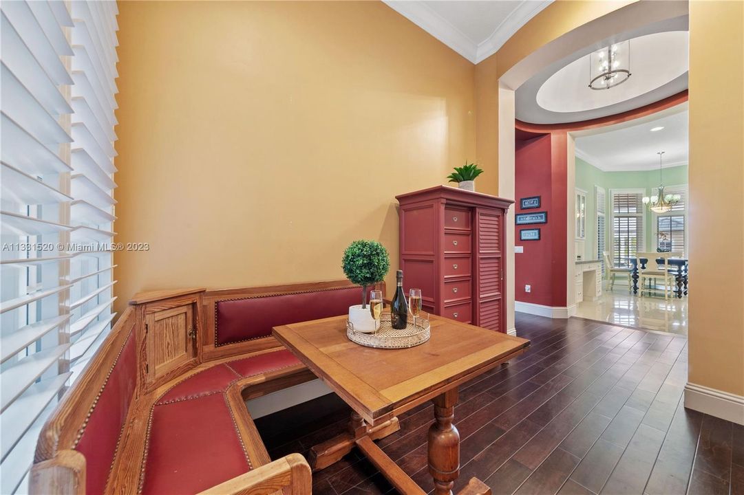 Recently Sold: $2,350,000 (5 beds, 5 baths, 5784 Square Feet)