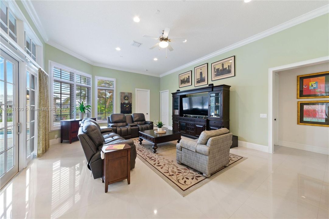 Recently Sold: $2,350,000 (5 beds, 5 baths, 5784 Square Feet)