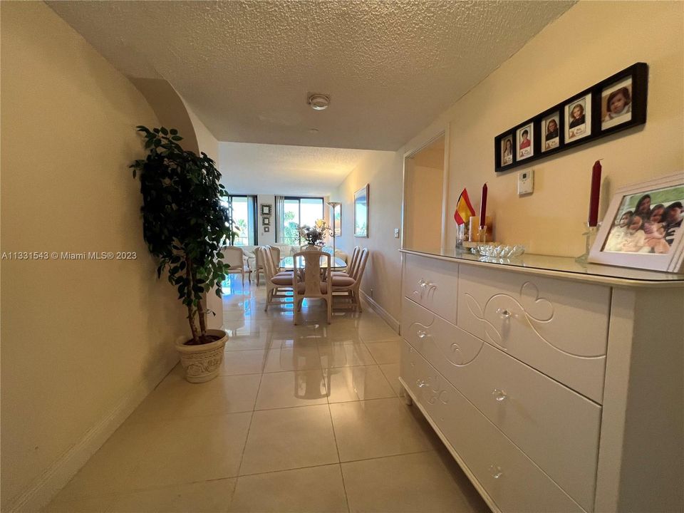 Recently Sold: $1,100,000 (3 beds, 2 baths, 1715 Square Feet)