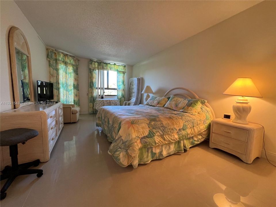 Recently Sold: $1,100,000 (3 beds, 2 baths, 1715 Square Feet)