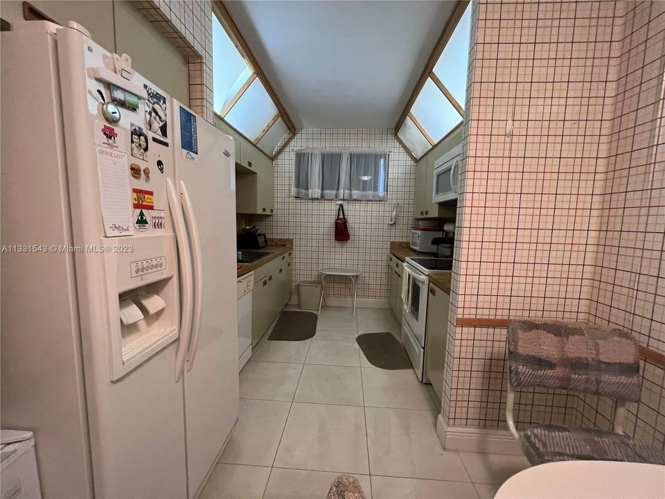 Recently Sold: $1,100,000 (3 beds, 2 baths, 1715 Square Feet)