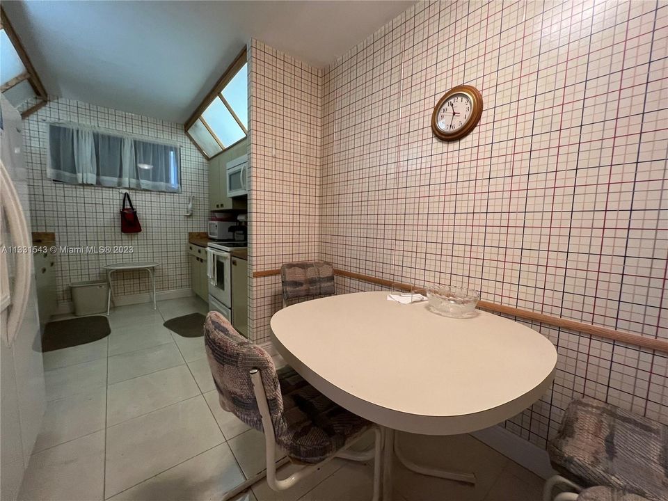 Recently Sold: $1,100,000 (3 beds, 2 baths, 1715 Square Feet)