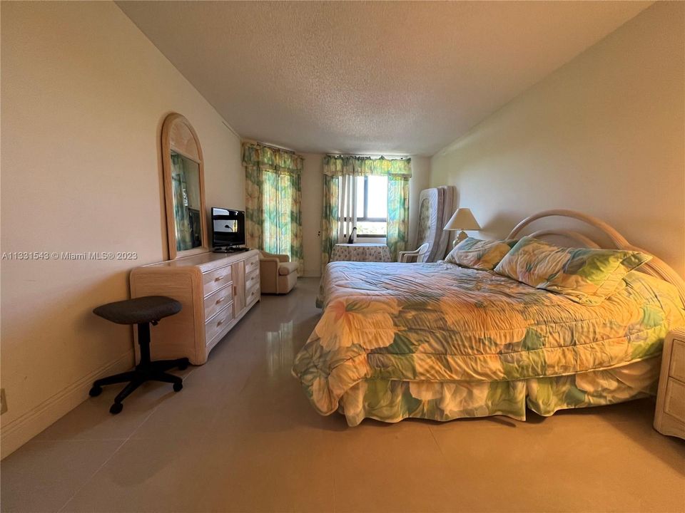 Recently Sold: $1,100,000 (3 beds, 2 baths, 1715 Square Feet)