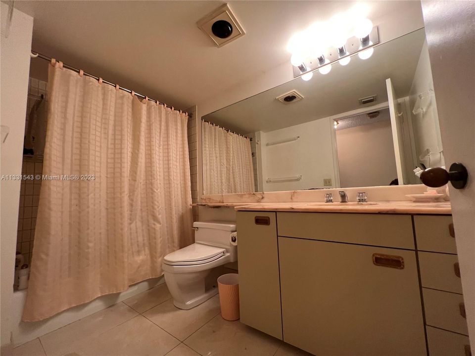 Recently Sold: $1,100,000 (3 beds, 2 baths, 1715 Square Feet)