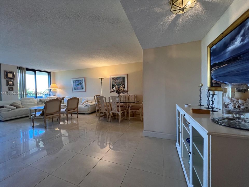 Recently Sold: $1,100,000 (3 beds, 2 baths, 1715 Square Feet)