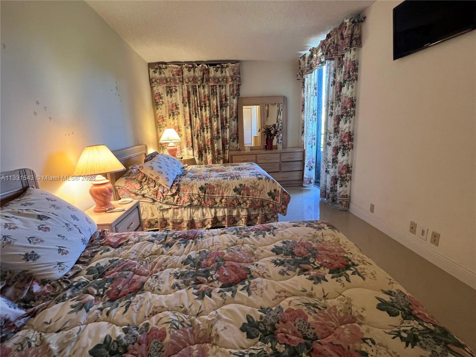 Recently Sold: $1,100,000 (3 beds, 2 baths, 1715 Square Feet)