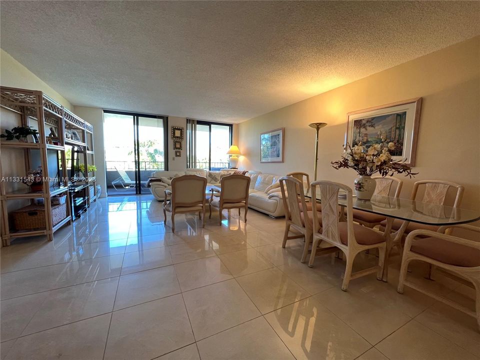 Recently Sold: $1,100,000 (3 beds, 2 baths, 1715 Square Feet)
