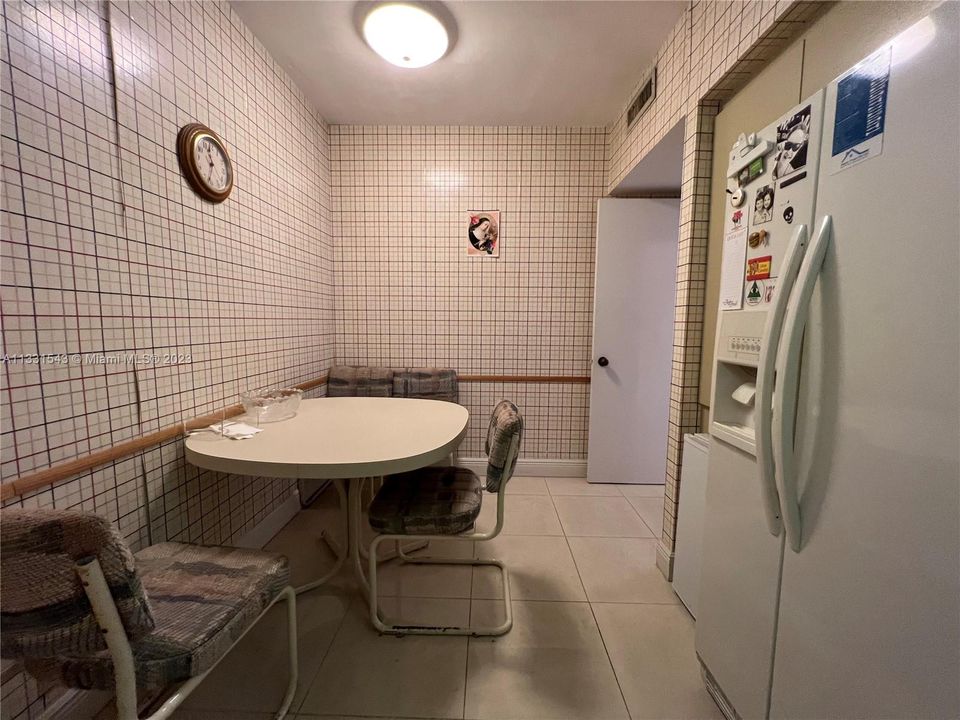 Recently Sold: $1,100,000 (3 beds, 2 baths, 1715 Square Feet)