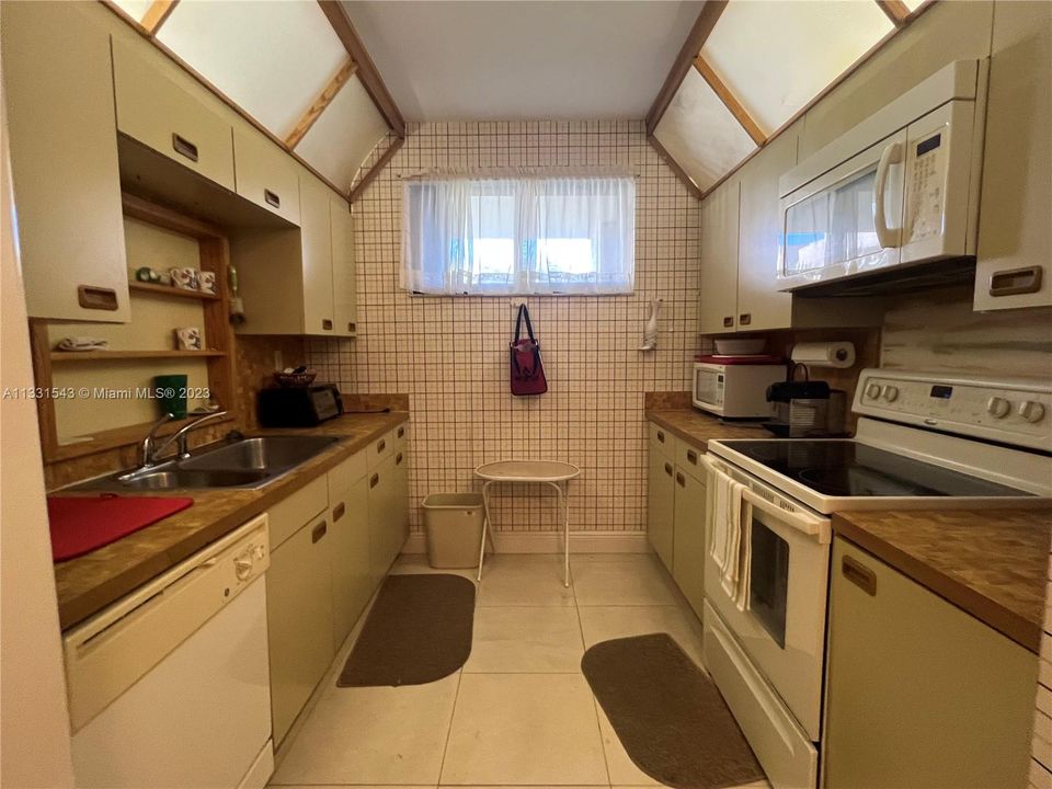 Recently Sold: $1,100,000 (3 beds, 2 baths, 1715 Square Feet)