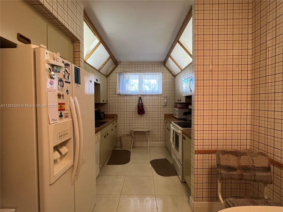 Recently Sold: $1,100,000 (3 beds, 2 baths, 1715 Square Feet)