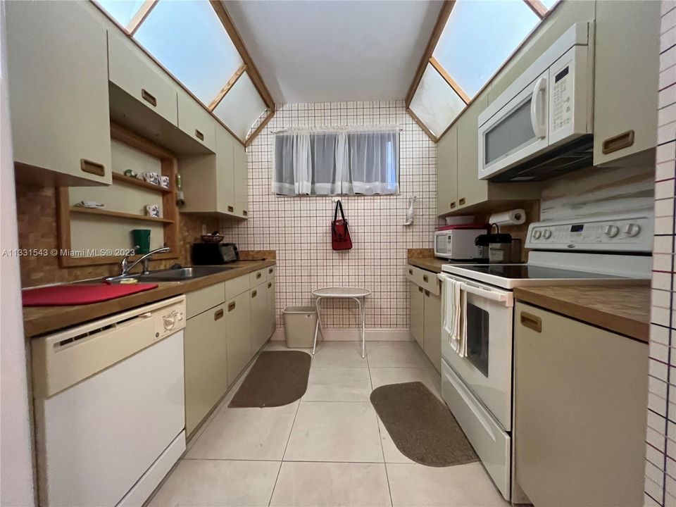 Recently Sold: $1,100,000 (3 beds, 2 baths, 1715 Square Feet)