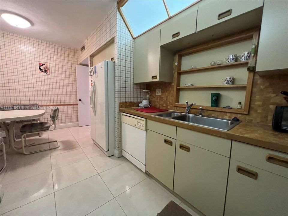 Recently Sold: $1,100,000 (3 beds, 2 baths, 1715 Square Feet)