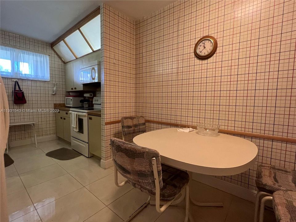 Recently Sold: $1,100,000 (3 beds, 2 baths, 1715 Square Feet)