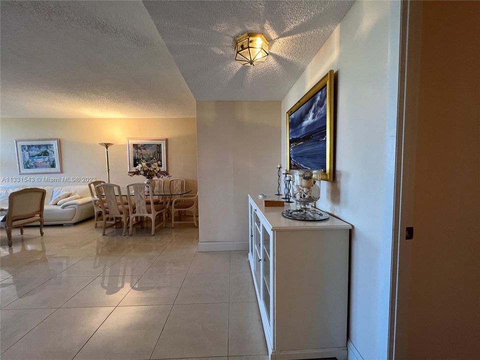 Recently Sold: $1,100,000 (3 beds, 2 baths, 1715 Square Feet)