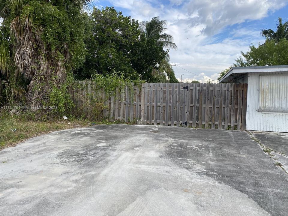 Recently Sold: $299,000 (3 beds, 2 baths, 1805 Square Feet)