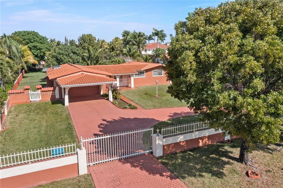 Recently Sold: $829,000 (3 beds, 2 baths, 1981 Square Feet)