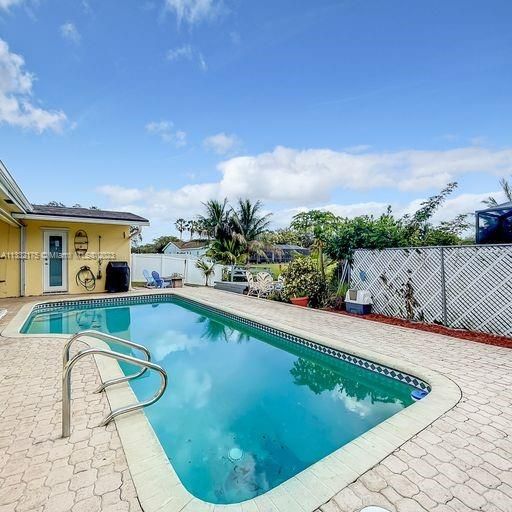 Recently Sold: $635,000 (3 beds, 2 baths, 2009 Square Feet)