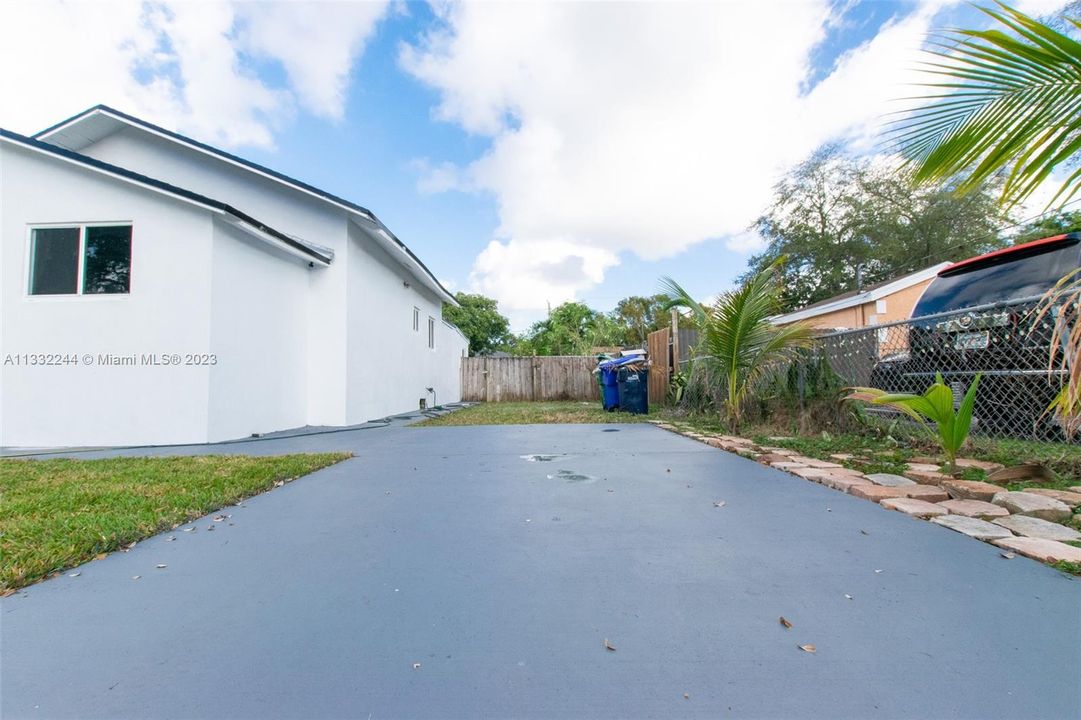 Recently Sold: $410,000 (3 beds, 2 baths, 1063 Square Feet)