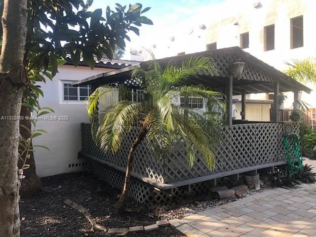 Recently Sold: $849,000 (3 beds, 2 baths, 985 Square Feet)