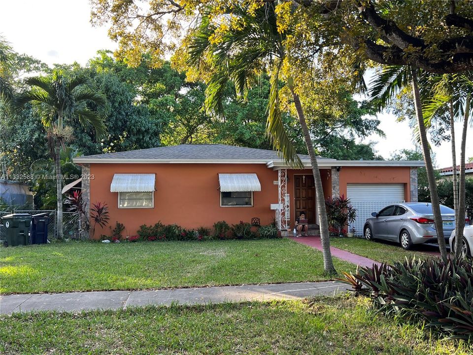 Recently Sold: $580,000 (3 beds, 2 baths, 1004 Square Feet)
