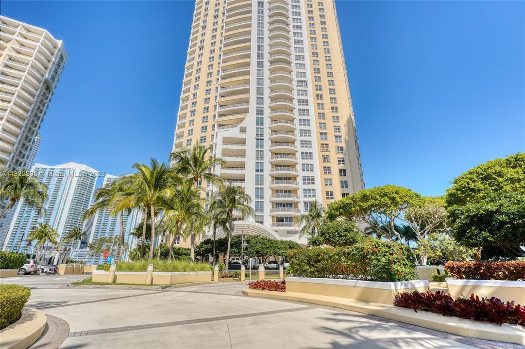 Recently Sold: $1,050,000 (1 beds, 2 baths, 1440 Square Feet)