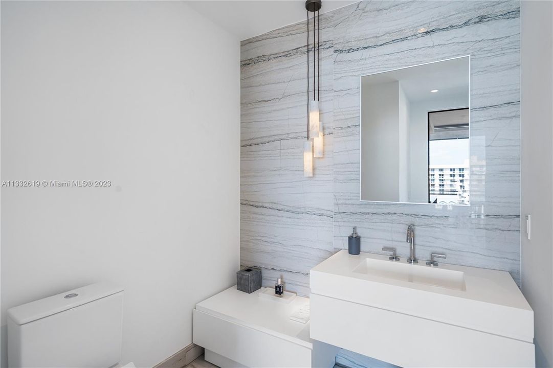 For Sale: $2,080,000 (1 beds, 1 baths, 851 Square Feet)