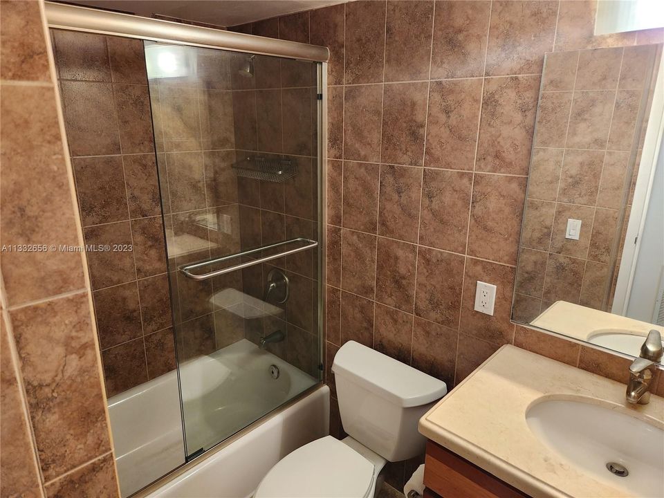 最近售出: $250,000 (2 贝兹, 2 浴室, 975 平方英尺)