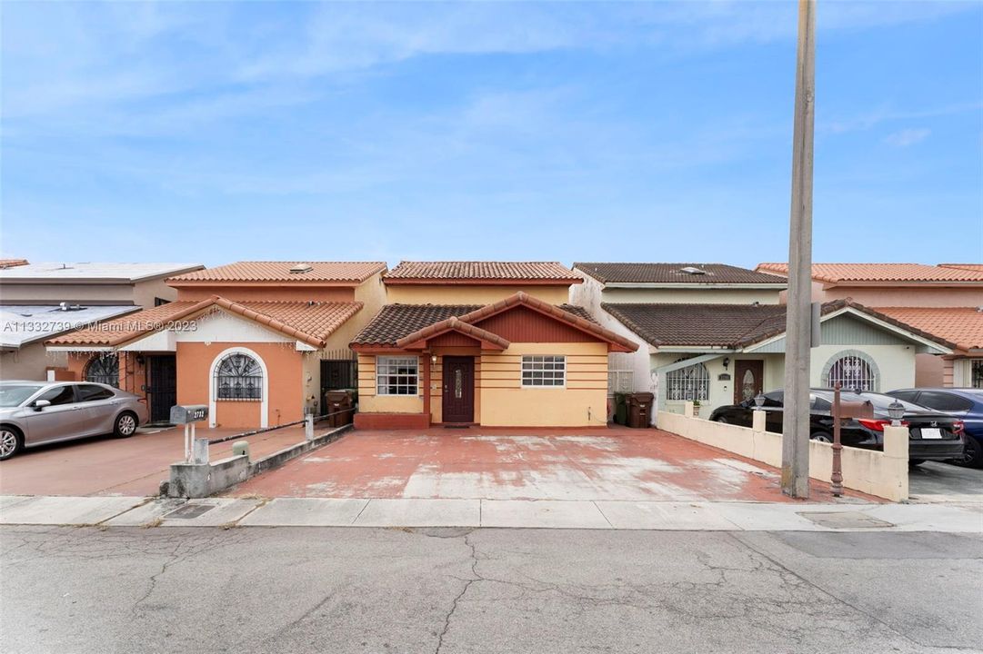 Recently Sold: $455,000 (3 beds, 2 baths, 1623 Square Feet)