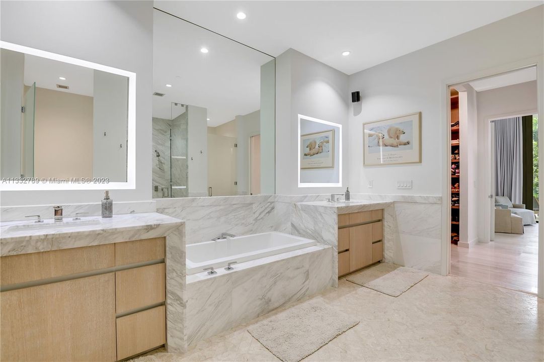 Recently Sold: $3,650,000 (3 beds, 3 baths, 2558 Square Feet)