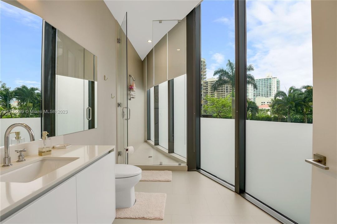 Recently Sold: $3,650,000 (3 beds, 3 baths, 2558 Square Feet)