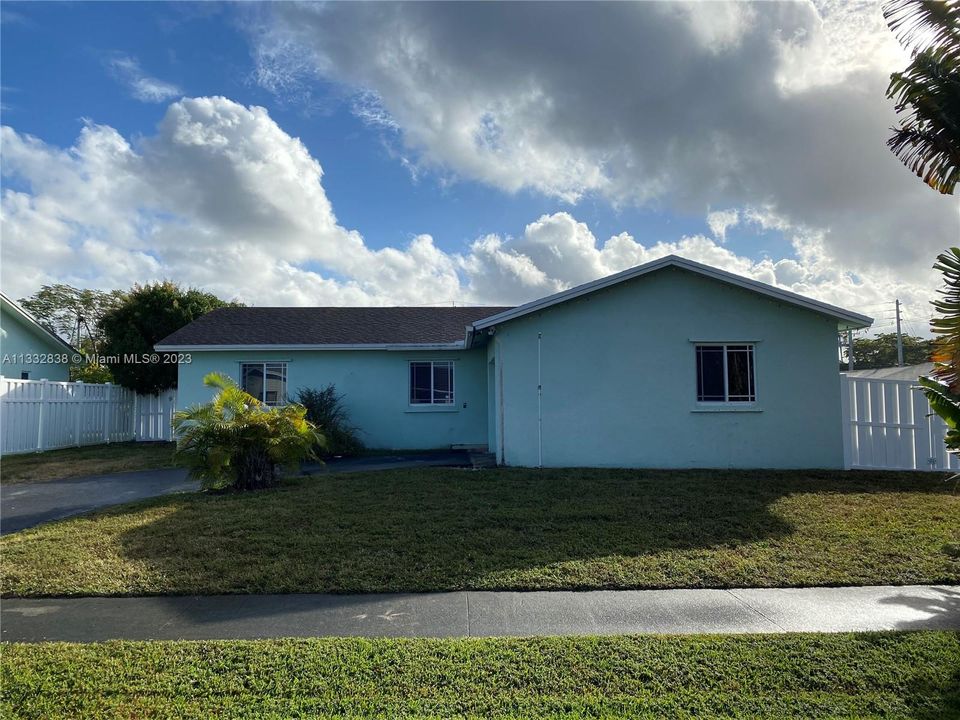 Recently Sold: $525,000 (3 beds, 2 baths, 1494 Square Feet)