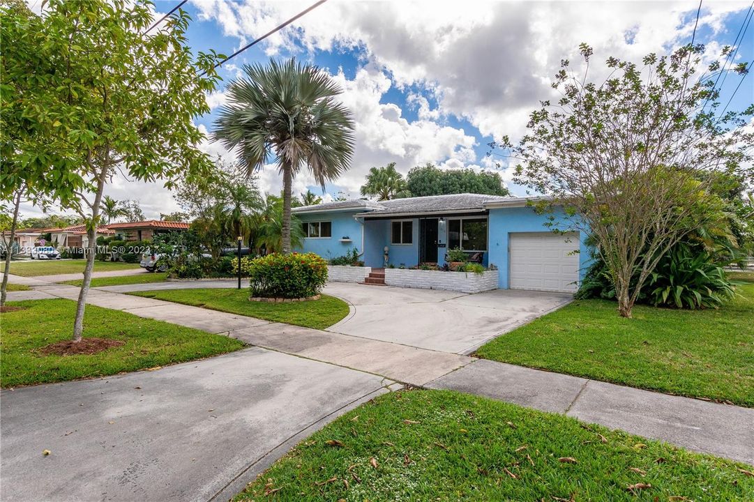 Recently Sold: $780,000 (3 beds, 2 baths, 1442 Square Feet)