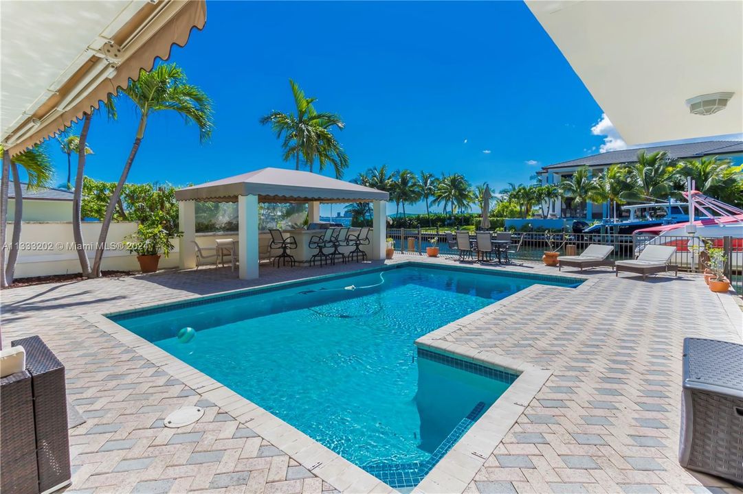 Recently Sold: $4,590,000 (6 beds, 5 baths, 5180 Square Feet)