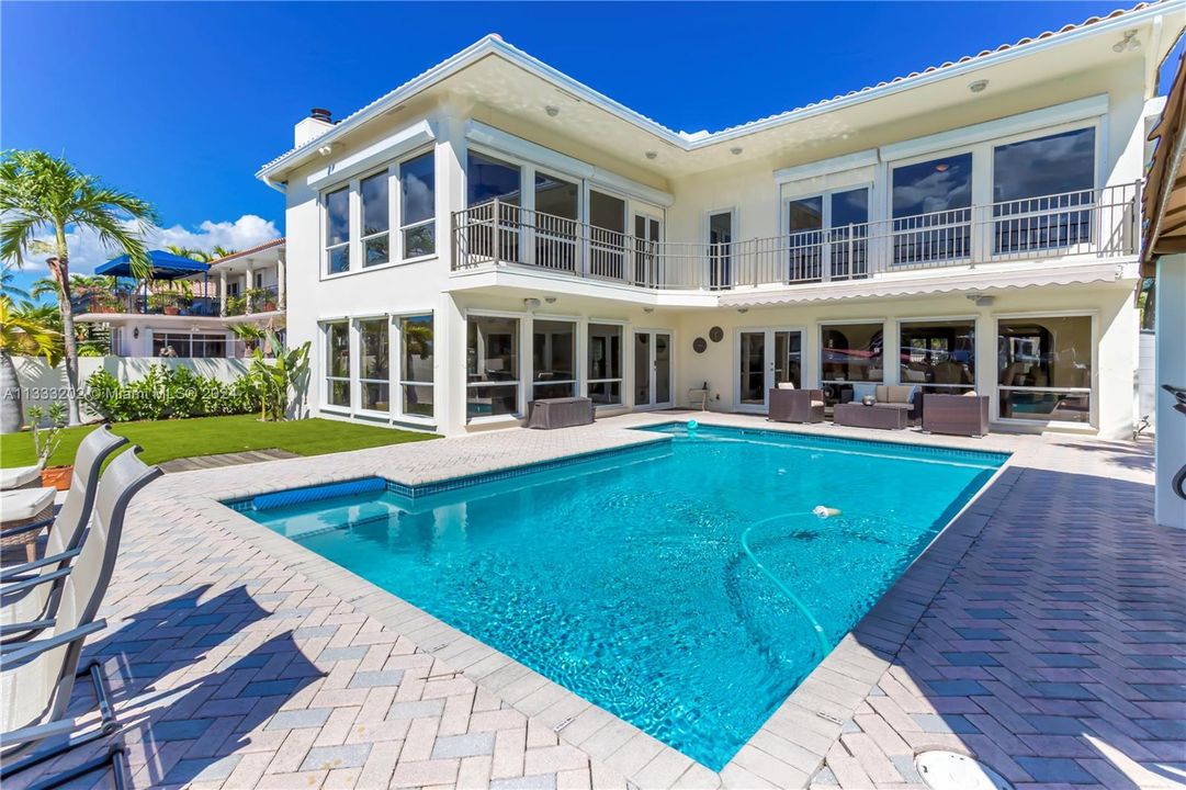 Recently Sold: $4,590,000 (6 beds, 5 baths, 5180 Square Feet)