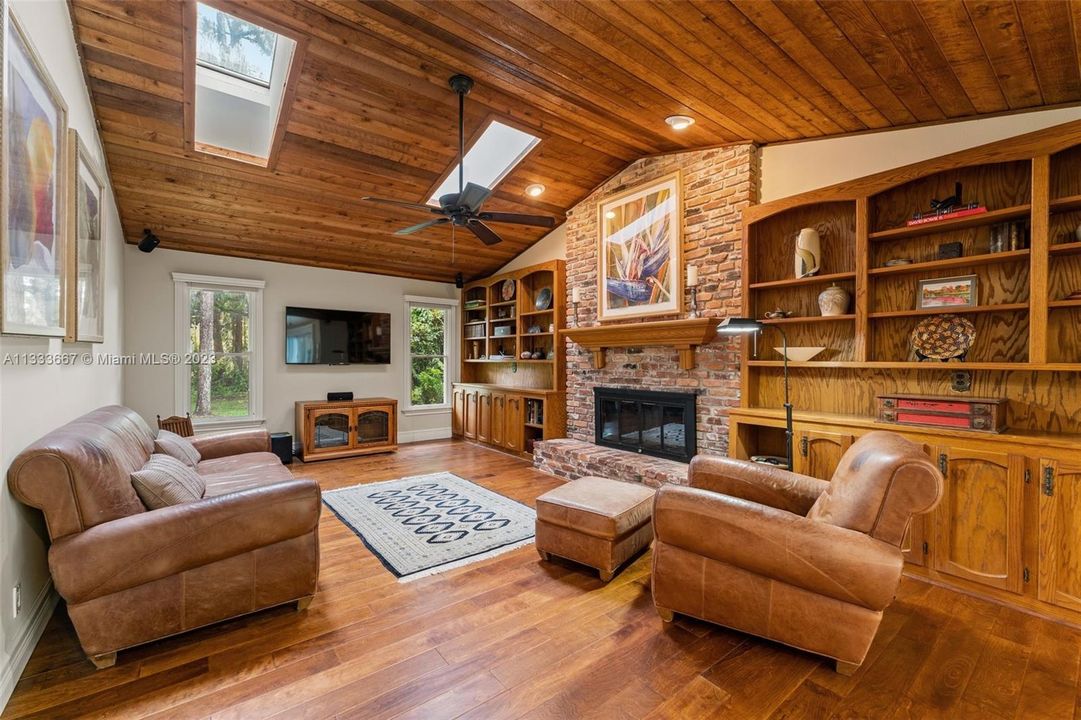 Recently Sold: $1,000,000 (3 beds, 2 baths, 2994 Square Feet)